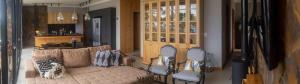 a living room with a couch and a kitchen at Sion Vivendas da Serra in Urubici