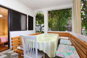 eine Veranda mit einem Tisch und Stühlen auf dem Balkon in der Unterkunft Apartments by the sea Okrug Gornji, Ciovo - 1069 in Trogir