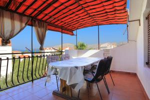 Ein Balkon oder eine Terrasse in der Unterkunft Apartments by the sea Okrug Gornji, Ciovo - 1069