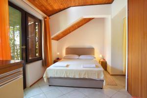 ein Schlafzimmer mit einem Bett in einem Zimmer mit einem Fenster in der Unterkunft Apartments by the sea Okrug Gornji, Ciovo - 1069 in Trogir
