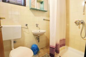 Ein Badezimmer in der Unterkunft Apartments by the sea Okrug Gornji, Ciovo - 1069