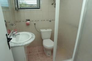 łazienka z toaletą i umywalką w obiekcie Apartment Vinisce 1165b w mieście Vinišće