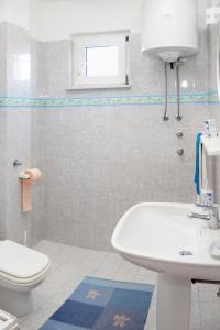 Kúpeľňa v ubytovaní Apartments by the sea Rastici, Ciovo - 2104 + 37 fotografií