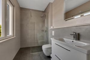 Kúpeľňa v ubytovaní Rooms by the sea Cove Pokrivenik, Hvar - 2069 + 37 fotografií