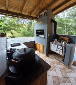 a kitchen with a stove and a stove top oven at CABANA PARAÍSO in Santo Amaro da Imperatriz