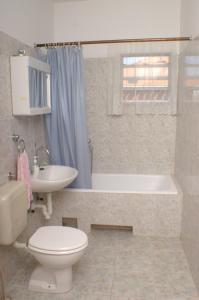 ein Badezimmer mit einem WC, einer Badewanne und einem Waschbecken in der Unterkunft Apartments by the sea Seget Donji, Trogir - 2041 in Trogir