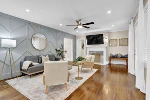a living room with a couch and a table at Heart Of Buckhead5bed 5 Bath in Atlanta