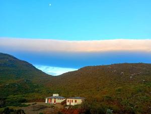 a group of houses in the middle of a mountain at hospedagem recanto do sábia 3 in Alto Caparao