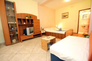 Kuchyňa alebo kuchynka v ubytovaní Apartments by the sea Srebreno, Dubrovnik - 2146 + 12 fotografií