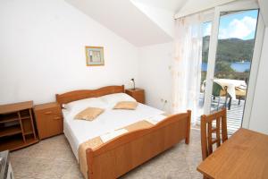 A bed or beds in a room at Apartments and rooms with parking space Slano, Dubrovnik - 2159