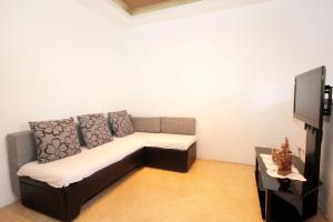 salon z kanapą i telewizorem w obiekcie Seaside holiday house Sladjenovici, Dubrovnik - 2163 w mieście Slano