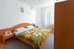- une chambre avec un lit et une table de chevet dans l'établissement Rooms with WiFi Lopud, Elafiti - 2169, à Lopud