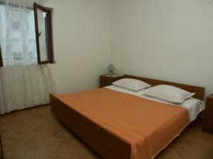 Postel nebo postele na pokoji v ubytování Apartments by the sea Zaboric, Sibenik - 2190