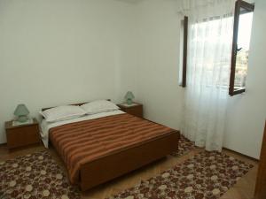 Postel nebo postele na pokoji v ubytování Apartments by the sea Zaboric, Sibenik - 2190