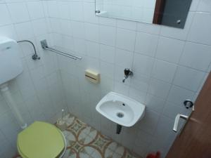 Koupelna v ubytování Apartments by the sea Zaboric, Sibenik - 2190