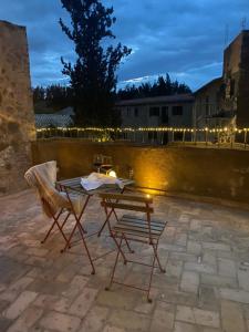a table and chairs on a patio at night at Loft Santiago Val’quirico in Tlaxcala de Xicohténcatl