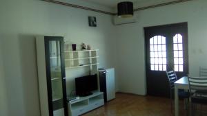 TV a/nebo společenská místnost v ubytování Apartments with a parking space Rovinj - 2204