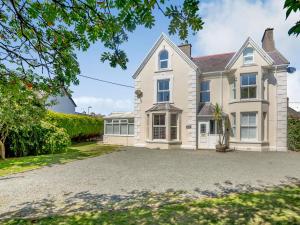 Una vista exterior de una casa con entrada para vehículos. en Bryn Rhosyn, en Pwllheli