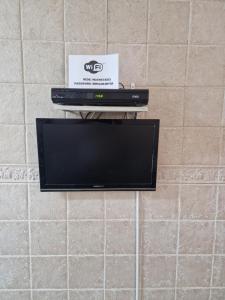 two laptops sitting on a shelf on a wall at T1 Centro Montargil in Montargil