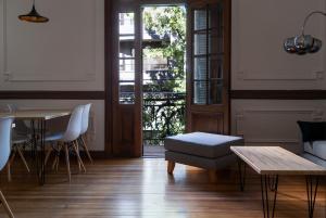 a living room with a table and chairs and a door at Planta Alta BA in Buenos Aires