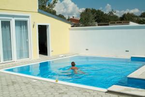 Bazén v ubytování Rooms with a swimming pool Peroj, Fazana - 2235 nebo v jeho okolí + 31 fotografií