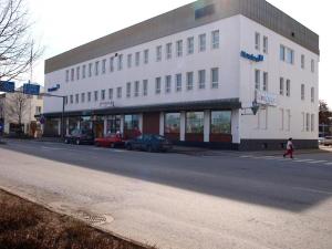 スオネンヨキにあるHotel Suonenjokiの通路脇白い建物