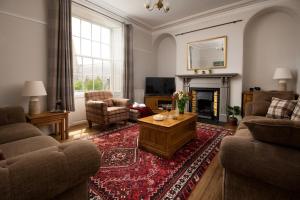 Una sala de estar con un sofá y una mesa de café. en Calliope House, en Whitby