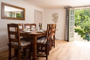 Un comedor con una mesa y sillas y un espejo. en Calliope House, en Whitby 16 fotos más