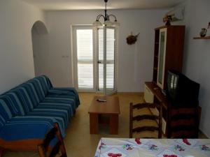 salon z niebieską kanapą i stołem w obiekcie Apartments with a parking space Fazana - 2261 w Fažanie