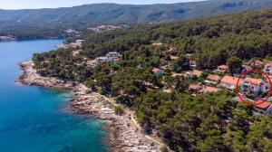 eine Luftaufnahme der Küste eines Resorts in der Unterkunft Apartments by the sea Jelsa, Hvar - 4017 in Jelsa