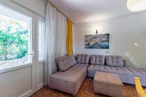Ein Sitzbereich in der Unterkunft Apartments by the sea Jelsa, Hvar - 4017