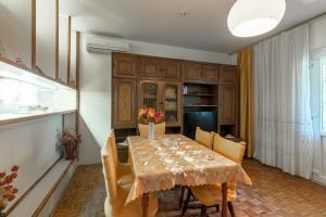 eine Küche und ein Esszimmer mit Tisch und Stühlen in der Unterkunft Apartments by the sea Jelsa, Hvar - 4017 in Jelsa