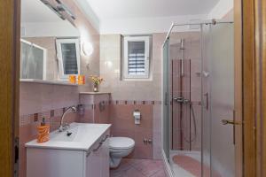 ein Badezimmer mit Dusche, Toilette und Waschbecken in der Unterkunft Apartments by the sea Jelsa, Hvar - 4017 in Jelsa + 27 Fotos
