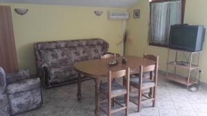 a living room with a table and a couch at Apartments with a parking space Mudri Dolac, Hvar - 4043 in Vrbanj