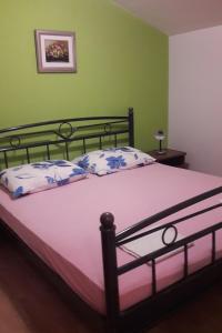 uma cama num quarto com paredes verdes em Apartments with a parking space Mudri Dolac, Hvar - 4043 em Vrbanj