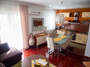Kuchyňa alebo kuchynka v ubytovaní Apartments with a parking space Jelsa, Hvar - 4019 + 25 fotografií