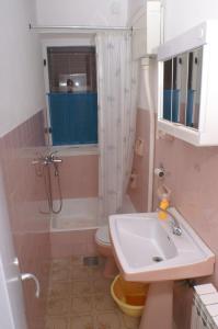 y baño con lavabo, aseo y ducha. en Rooms by the sea Jelsa, Hvar - 4041, en Jelsa