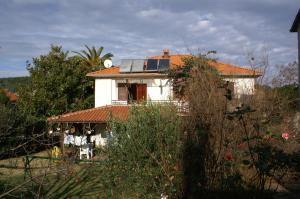 una casa bianca con pannelli solari sul tetto di Double Room Jelsa 4041d a Jelsa (Gelsa)