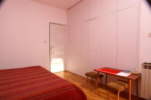 una camera con letto e tavolo con sedie di Double Room Jelsa 4041d a Jelsa (Gelsa)