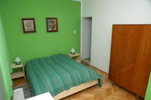 um quarto verde com uma cama e duas mesas de cabeceira em Double Room Jelsa 4041e em Jelsa