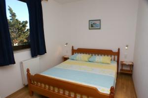 a bedroom with a bed in a room with a window at Apartments with a parking space Stari Grad, Hvar - 4014 in Stari Grad