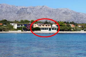 dom w środku wody w obiekcie Apartments and rooms by the sea Sucuraj, Hvar - 4029 w mieście Sućuraj