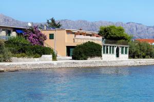 dom na brzegu zbiornika wodnego w obiekcie Apartments and rooms by the sea Sucuraj, Hvar - 4029 w mieście Sućuraj