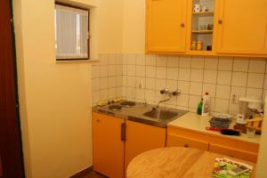 kuchnia z pomarańczowymi szafkami i zlewem w obiekcie Apartments and rooms by the sea Sucuraj, Hvar - 4029 w mieście Sućuraj +37 zdjęć