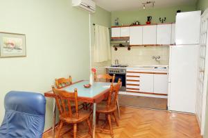 Kuchnia lub aneks kuchenny w obiekcie Apartments and rooms by the sea Sucuraj, Hvar - 4029