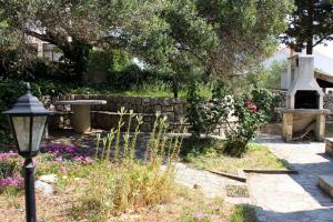 Vonkajšia záhrada v ubytovaní Seaside holiday house Jakisnica, Pag - 4078