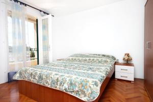 Posteľ alebo postele v izbe v ubytovaní Seaside holiday house Jakisnica, Pag - 4078