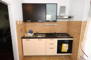 Kuchyňa alebo kuchynka v ubytovaní Seaside holiday house Jakisnica, Pag - 4078