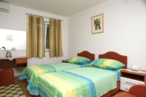 Posteľ alebo postele v izbe v ubytovaní Apartments by the sea Supetar, Brac - 4274