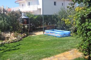 une cour avec une piscine sur gazon dans l'établissement Apartments with a parking space Tribunj, Vodice - 4201, à Tribunj